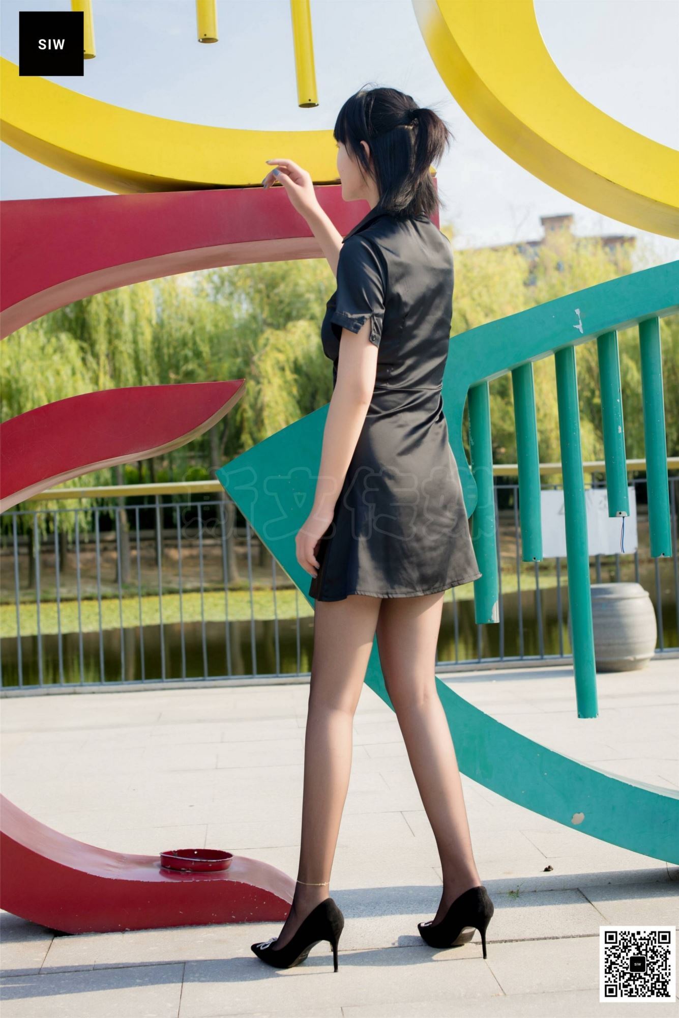 SIW斯文传媒 091 思琪 真丝修身超短低腰裙